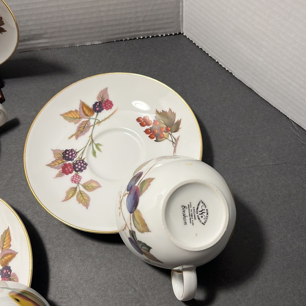 Royal Worcester Evesham Gold cups and saucers - Picture 6 of 10